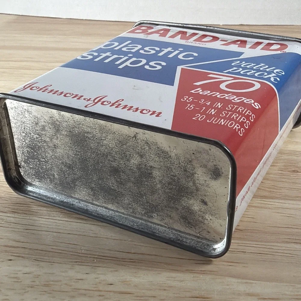 Vtg 1970s BAND AID Tin Value Pack 70 bandages Johnson & Johnson EMPTY Set Prop
